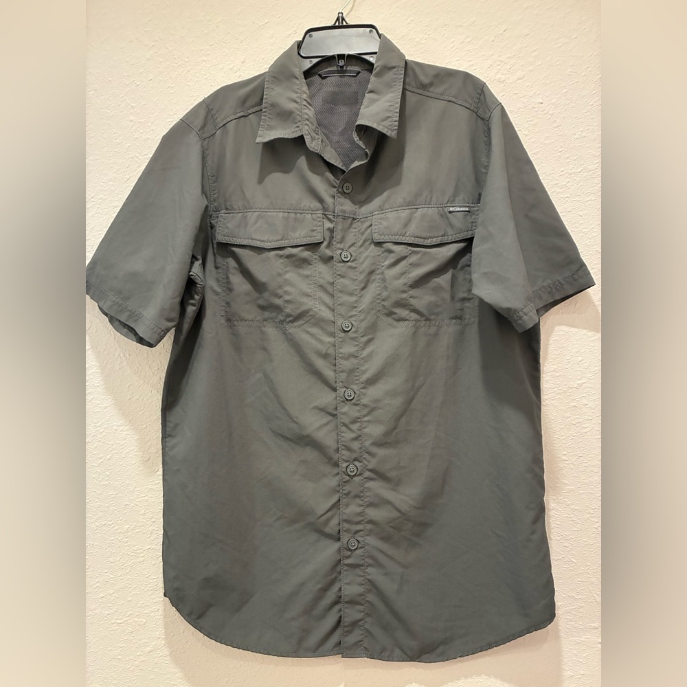 Columbia Men's Gray Short Sleeve Button-Up Shirt